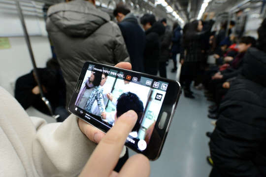 모바일TV의 가입자가 늘고 있으나 이동전화와의 결합을 통해 이용하는 비중이 대부분으로 수익성을 확보할 필요가 있다는 지적이 나오고 있다.11일 서울 지하철 5호선에서 한 시민이 모바일TV를 시청하고 있다.  사진=김민수기자 ultrartist@